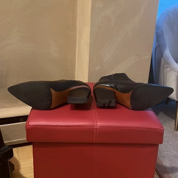 Donald Pliner: Leather Black Bootie, Size 9 - Picture 2 of 7